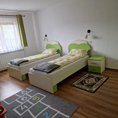 Villa Bucovina-mountainhouse-5br-fireplace-hottub-wifi